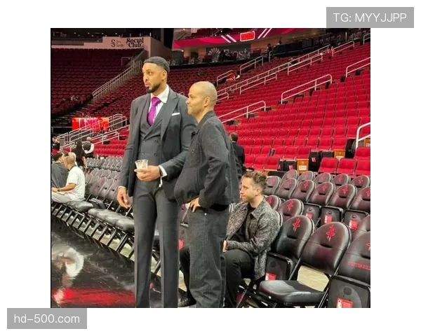 侧记：马刺主场为退役名宿托尼·帕克举行球衣退役十周年纪念仪式