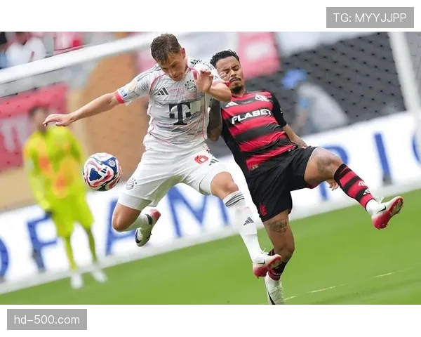 战术板推演：解析拜仁慕尼黑近期频繁使用“边后卫内收”战术的意图